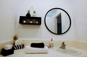 Secador de cabelo, toalhas de banho, sabonete, papel higiênico