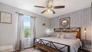 Condo, nhiều giường, ban công, quang cảnh núi (Honey Hole)