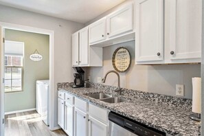 Apartment, Mehrere Betten, Balkon, Bergblick (Honey Hole) | Innenbereich