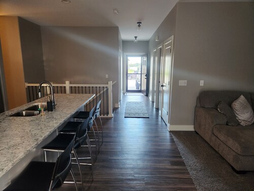 Gorgeous, clean, newer Condo , 5 bedrooms!! 1 mile from Bettplex. 