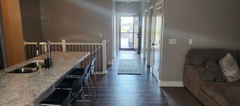 Gorgeous, clean, newer Condo , 5 bedrooms!! 1 mile from Bettplex. 