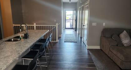 Gorgeous, clean, newer Condo , 5 bedrooms!! 1 mile from Bettplex.