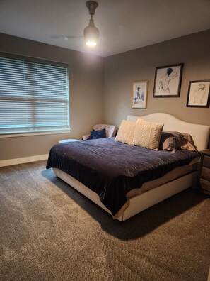 5 bedrooms, in-room safe, iron/ironing board, travel cot - Gorgeous, clean, newer Condo , 5 bedrooms!! 1 mile from Bettplex.  (Bettendorf)