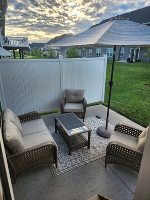 Terrace/patio - Gorgeous, clean, newer Condo , 5 bedrooms!! 1 mile from Bettplex.  (Bettendorf)