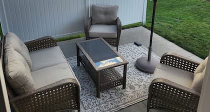 Gorgeous, clean, newer Condo , 5 bedrooms!! 1 mile from Bettplex.