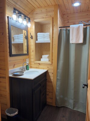 Shower, hair dryer, towels, toilet paper - Cozy Yurt in Nantahala - Half mile from Nantahala wedding venue-No Cleaning Fee (Topton)