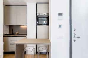 Réfrigérateur, un four, surface de cuisson, lave-vaisselle