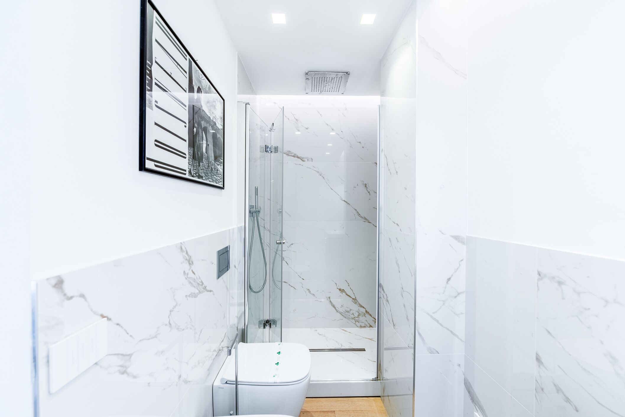 Regadera, secadora de cabello, bidet, toallas 