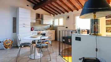 Fridge, oven, stovetop, coffee/tea maker