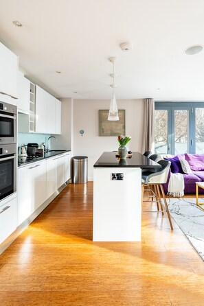 Frigorífico, microondas, horno y placa de cocina