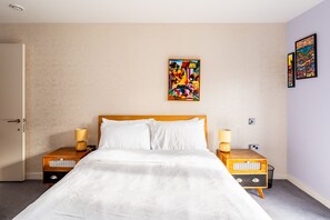 2 chambres, bureau, fer et planche à repasser, lit de bébé portatif
