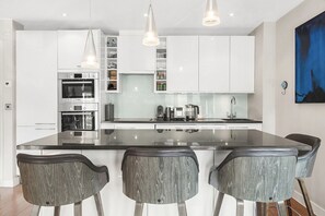 Kylskåp, mikrovågsugn, ugn och spishäll