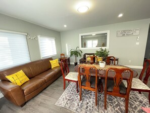 Interior - Full apartment, quick access with 40 Highway and 15 Highway. Free Parking (Montréal)