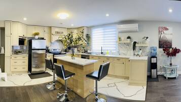 Refrigerador, microondas, horno y parrilla de estufa