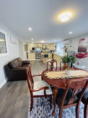 Dining - Full apartment, quick access with 40 Highway and 15 Highway. Free Parking (Montréal)