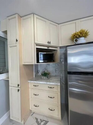 Fridge, microwave, oven, stovetop - Full apartment, quick access with 40 Highway and 15 Highway. Free Parking (Montréal)