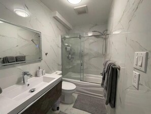 Hair dryer, towels, soap, shampoo - Full apartment, quick access with 40 Highway and 15 Highway. Free Parking (Montréal)