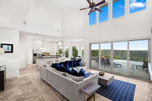 Hus - flere senge - adgang til pool - bjergudsigt | Opholdsområde | 65-tommers fladskærms-tv med digitale kanaler, pejs