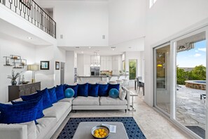 Hus - flere senge - adgang til pool - bjergudsigt | Opholdsområde | 65-tommers fladskærms-tv med digitale kanaler, pejs