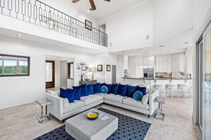 Hus - flere senge - adgang til pool - bjergudsigt | Opholdsområde | 65-tommers fladskærms-tv med digitale kanaler, pejs