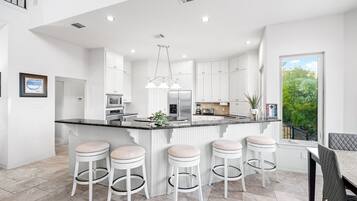 Casa, varias camas, acceso a la alberca, vista a la montaña | Cocina privada | Refrigerador, microondas, horno y parrilla de estufa