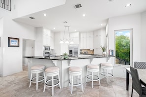 Maison, plusieurs lits, accès piscine, vue montagne | Cuisine privée | Réfrigérateur, micro-ondes, four, plaque de cuisson