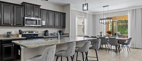 Frigorífico, microondas, horno y placa de cocina