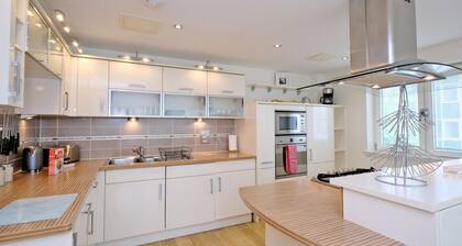 Deluxe and Secure Apartment Close to Aberdeen City Centre