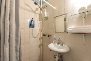 Douche, sèche-cheveux, serviettes fournies, savon
