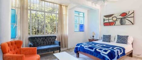 Escritorio, wifi gratis y ropa de cama