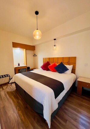 Habitación Deluxe, 1 cama King size, aire acondicionado | Ropa de cama de alta calidad, edredón y camas con pillow-top