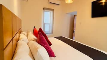 Deluxe Room, 1 Katil Raja (King), palang cekau pancuran mandi, Ground Floor | Peralatan tempat tidur premium, gebar bulu kapas, tilam berlapik