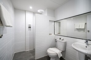 Shower, hydromassage showerhead, free toiletries, hair dryer - The Parc Bangna (Bang Phli)