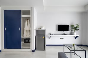 Kahden hengen deluxe-huone | Tallelokero huoneessa, työpöytä