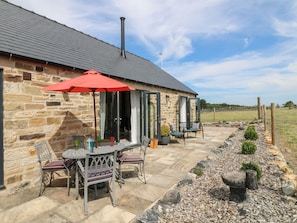 Outdoor dining - The Cottage (Chesterfield)