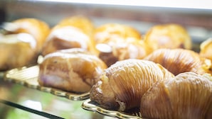 A display case with pastries, including croissants and other baked goods. - Folklore B&B (Naples)
