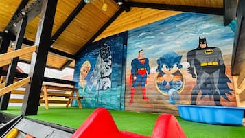 Área de juegos infantiles al aire libre