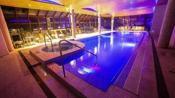 Piscina interna, funciona das 9h às 21h, espreguiçadeiras