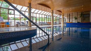 Alberca techada, acceso de 09:00 a 21:00, y camastros