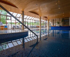 Innendørsbasseng og solsenger