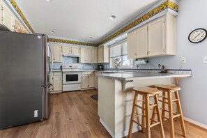 Family Quadruple Room | In-room dining - Anita's Bed & Breakfast (Abbotsford)