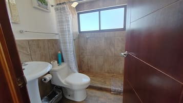 Cabane Familiale, plusieurs lits | Salle de bain | Douche, douche à « effet pluie », serviettes fournies, savon
