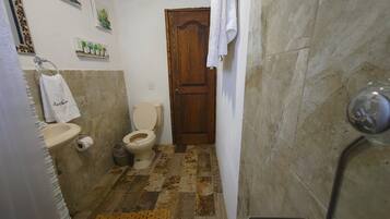 Double Room | Bathroom | Shower, rainfall showerhead, towels, soap