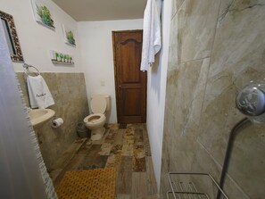 Chambre Double | Salle de bain | Douche, douche à « effet pluie », serviettes fournies, savon