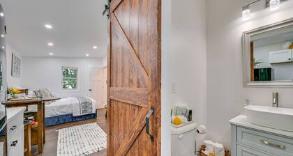 5 Mi to Salem: Furnished Patio at Danvers Studio!