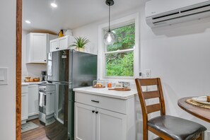 Frigorífic, placa de cuina, cafetera i tetera i torradora 
