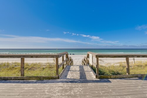 Destin Villa w/ Patio ~ 2 Mi to Miramar Beach!