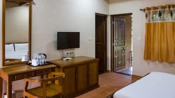 Deluxe Double Room, 1 Queen Bed | Individually decorated, individually furnished, desk, laptop workspace