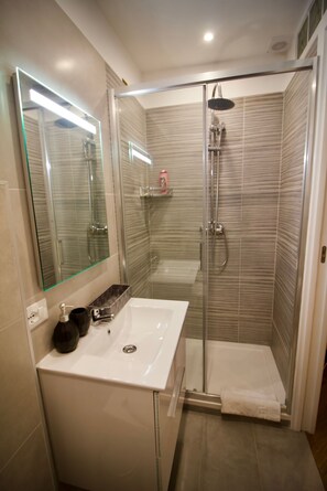 Douche, sèche-cheveux, bidet, serviettes fournies