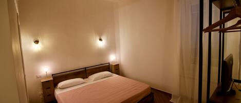 2 chambres, coffres-forts dans les chambres, fer et planche à repasser